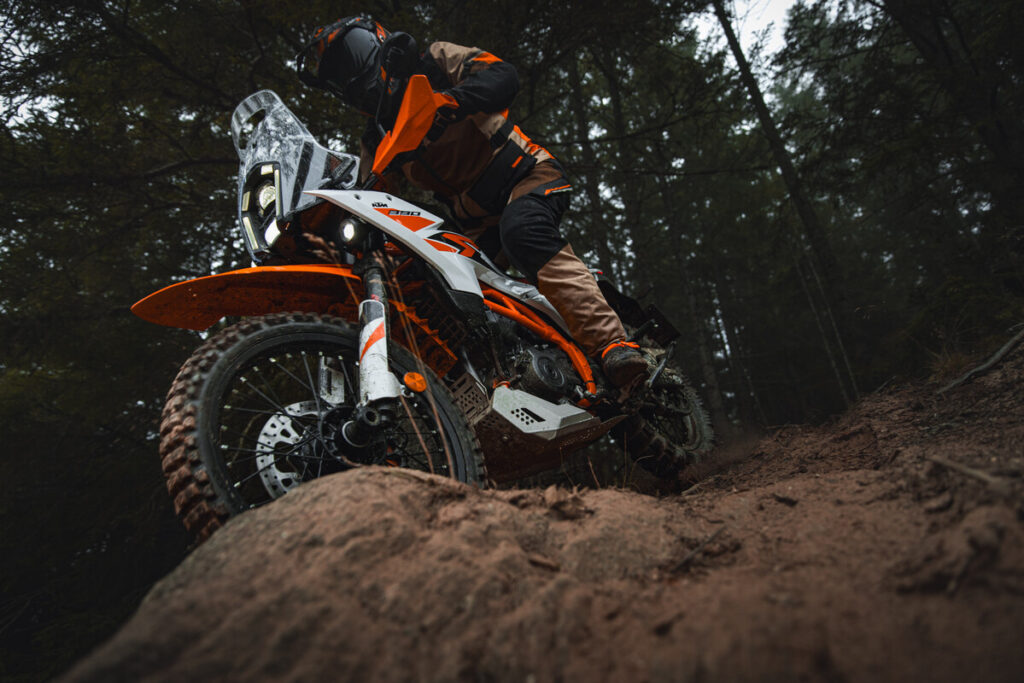 ktm-enthllt-die-neue-modellpalette-der-ktm-390-adventure-2025-675