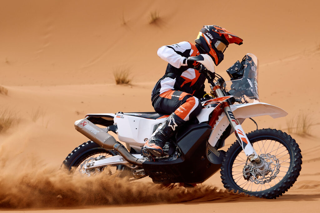 die-nchste-evolutionsstufe-die-ktm-450-rally-replica-2026-das-ergebnis-jahrzehntelanger-dakar-erfolge-852