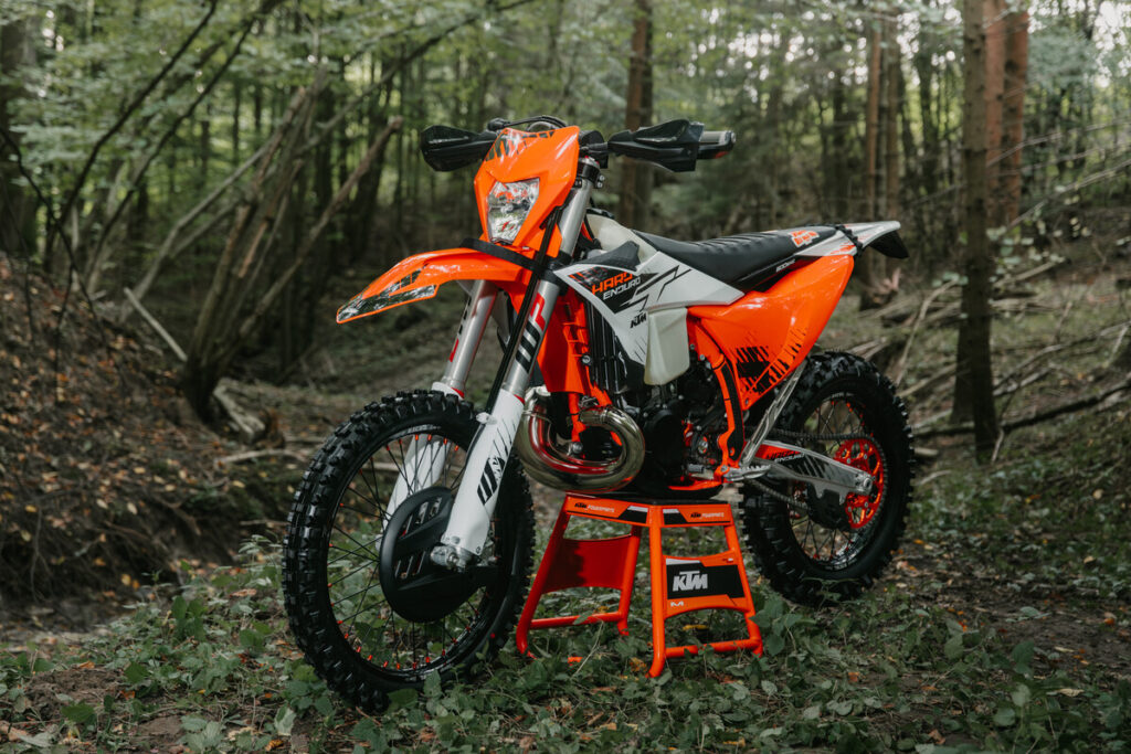 meistert-extreme-bedingungen-ktm-prsentiert-die-ktm-300-exc-hardenduro-fr-2026-1053