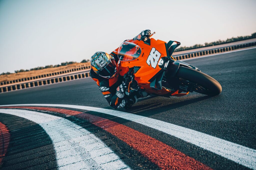 never-stop-die-ktm-990-rc-r-2026-erobert-die-strassen-1092