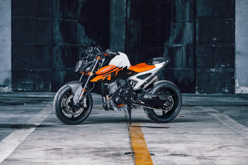 rohe-ungefilterte-naked-performance-die-ktm-duke-modellreihe-2026-lutet-das-neue-jahr-kompromisslos-ein-1214